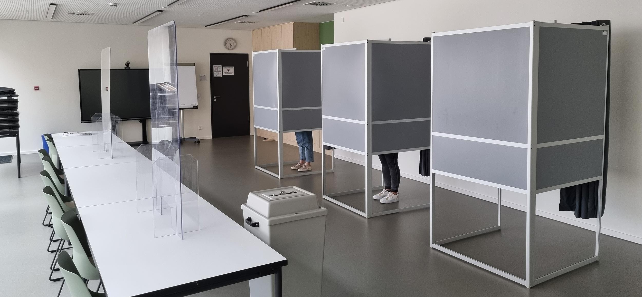 Mädchen hält Abfalleimer in der Hand