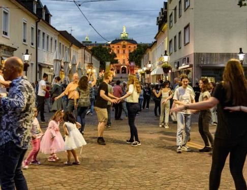 Menschen tanzen auf dem Marktplatz