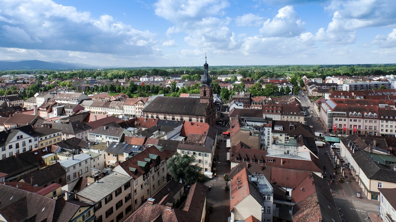 Vue aérienne du centre-ville avec le clocher de l'église Saint-Alexandre