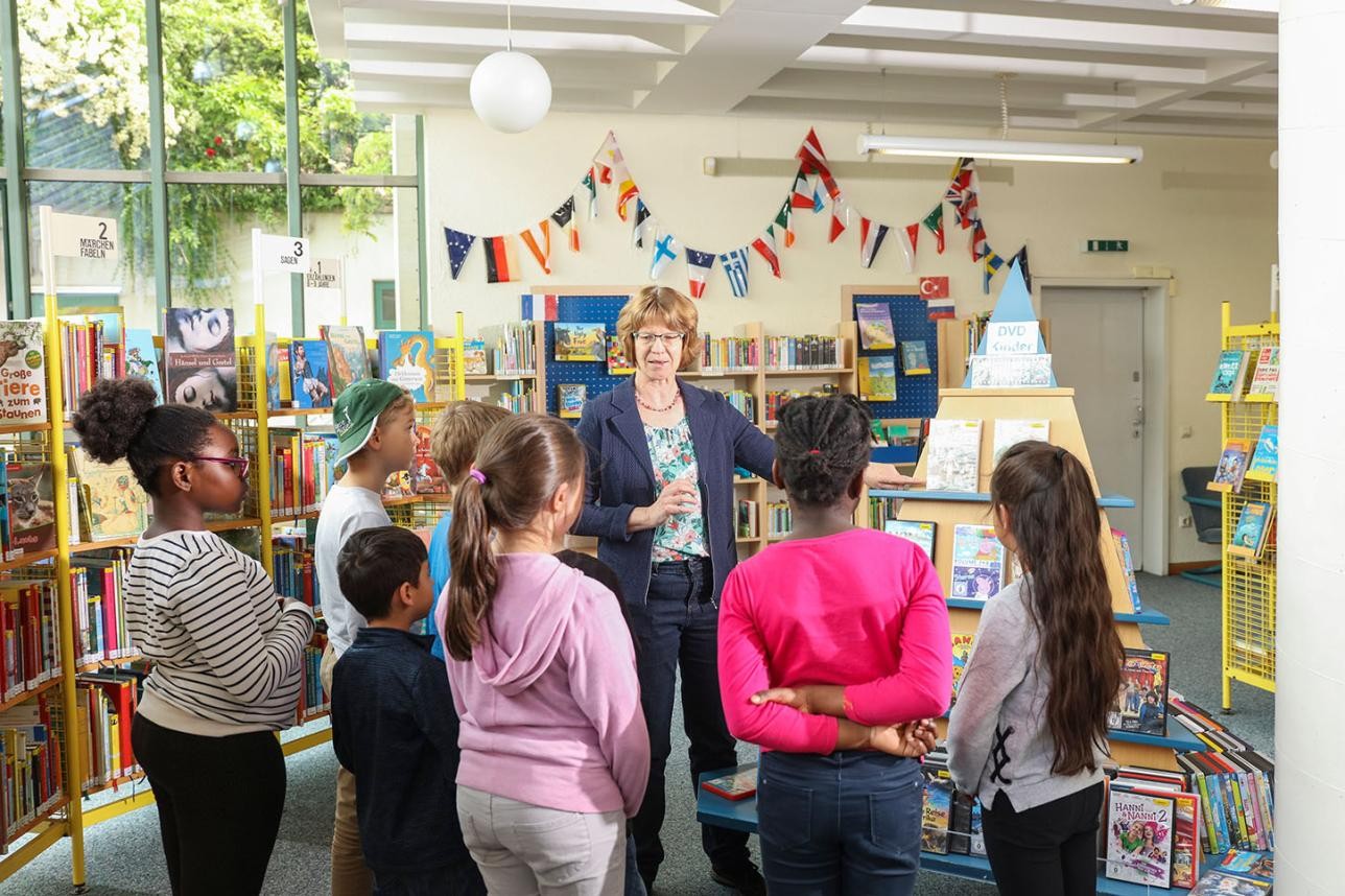 Gruppe an Kindern in der Stadtbibliothek