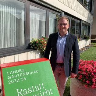 Local chief Thorsten Ackermann stands in front of the town hall in Rauental at the Landesgartenschau lounger