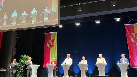 Die fünf OB-Kandidaten auf der Bühne in der BadnerHalle
