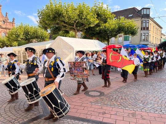 Fahnenschwinger ziehen durch Rastatt beim Stadtfest 2023.