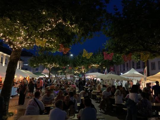 Abendstimmung auf dem Marktplatz am Samstagabend beim Stadtfest.