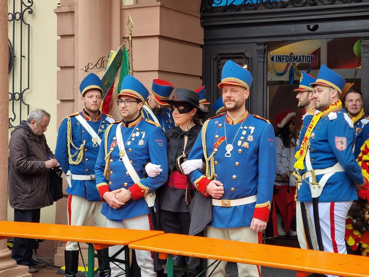 Mayor Müller with the castle guard in front of the town hall