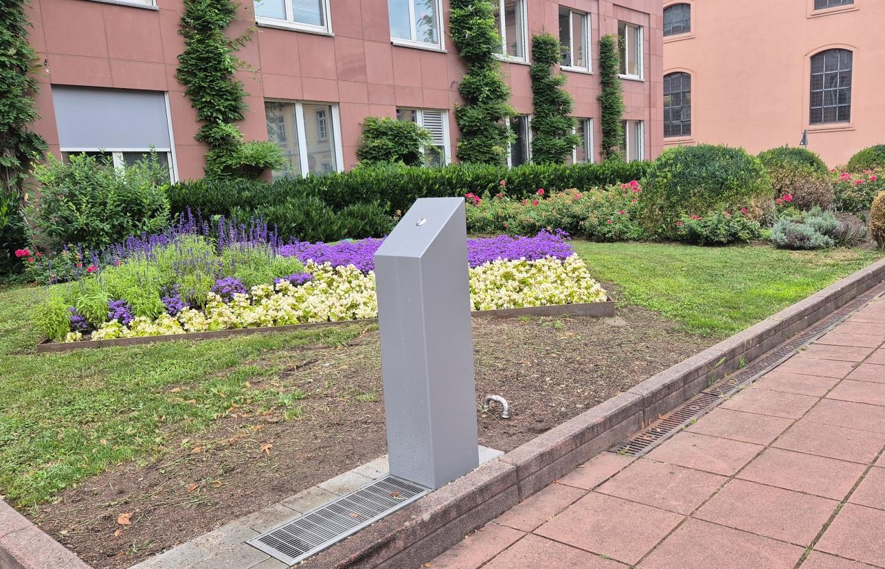 Trinkwasserbrunnen vor dem Rathaus Herrenstraße in Rastatt. Foto: Claudia Pickert-Schneider Trinkwasserbrunnen vor dem Rathaus Herrenstraße in Rastatt