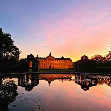 Schloss Rastatt beim Sonnenuntergang im Schlossgarten