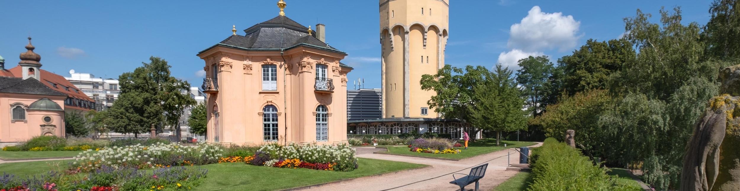 Pagodenburg mit Wasserturm im Hintergrund in Rastatt