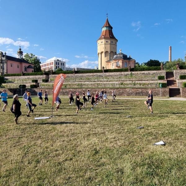 Sport im Park: Im Juli dienstags und mittwochs im Murgpark. Foto: Stadt Rastatt/Alexander Kiefer Menschen machen Sport im Murgpark