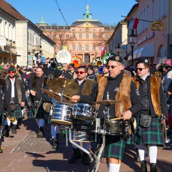 Fastnacht in Rastatt. Foto: Thomas Adam Guggemusik vor dem Schloss beim Fastnachtsumzug in Rastatt