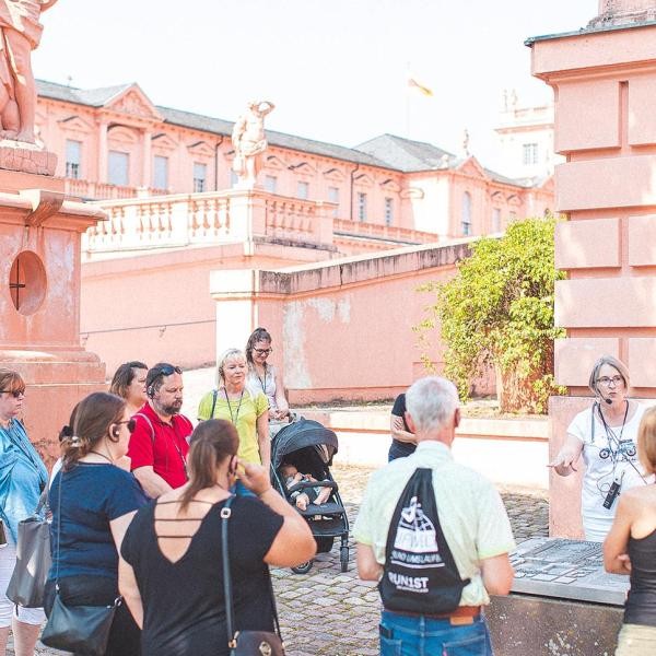 Führungen 2026 in Rastatt. Foto: Paul Gärtner Stadtführungsgruppe vor dem Schloss