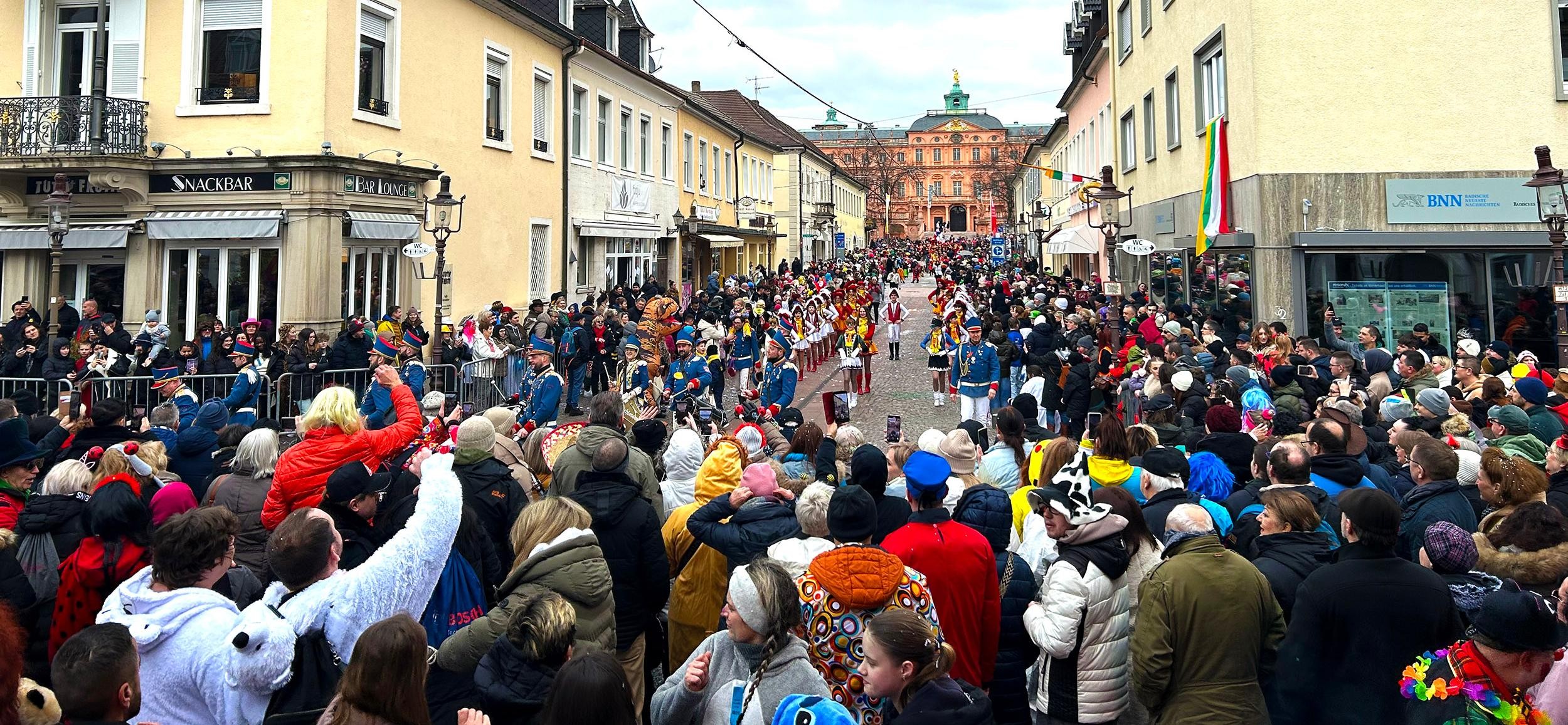 Guggemusik beim Fastnachtsumzug vor dem Schloss