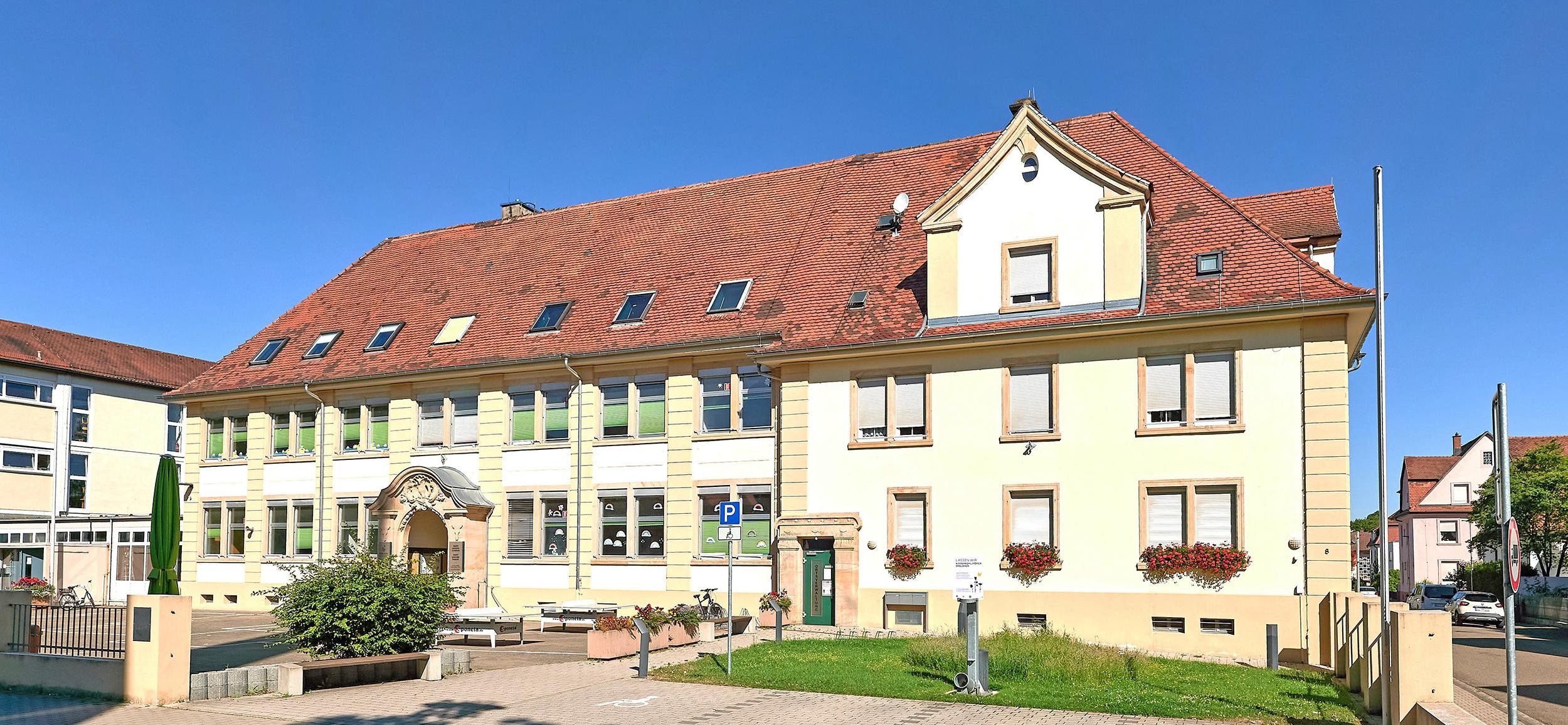 Helfer pflanzen neue Obstbäume in Ottersdorf