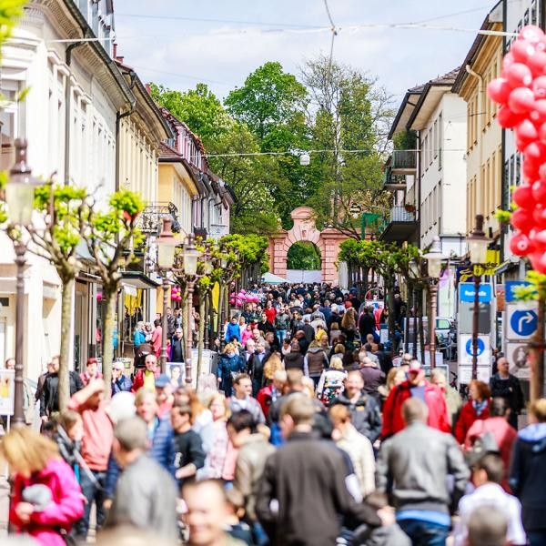 Verkaufsoffener Sonntag mit Bauernmarkt in Rastatt: 4. Oktober. Foto: Paul Gärtner Menschen auf dem Marktplatz beim Bauernmarkt in Rastatt beim verkaufsoffenen Sonntag