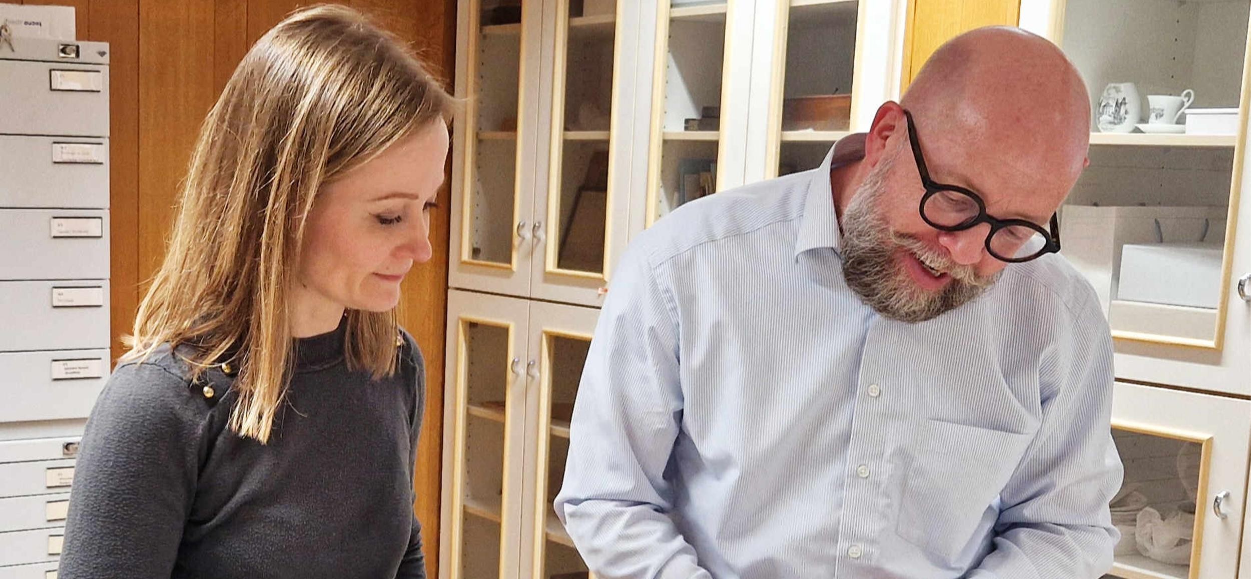 Mehr als 12.000 Euro für die Erschließung und Digitalisierung der grafischen Sammlung: Im Stadtmuseum Rastatt freuen sich (v.l.) Leiterin Johanna Kätzel und Dr. Uli Steiger – hier mit Originalen aus dem Depot, die bald digital einsehbar sein werden, Foto: Simon Vöhringer / Stadt Rastatt. Wohnmobil auf dem Wohnmobilstellplatz "Zur Friedrichfeste"