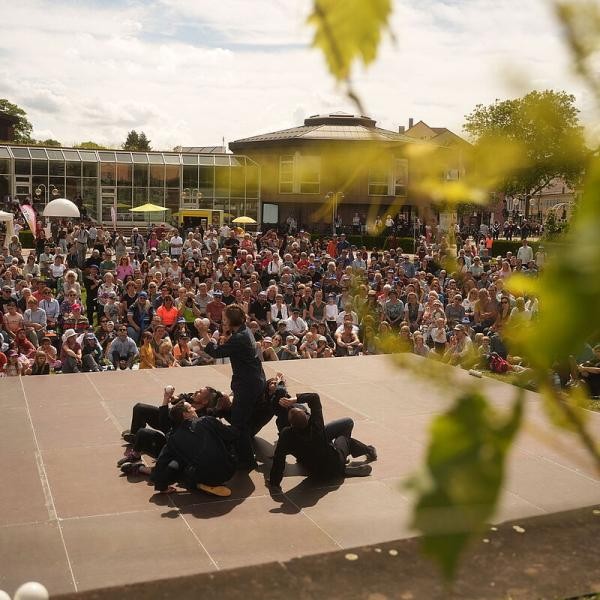 tête-à-tête 2026 - Straßentheaterfestival vom 4. bis 7. Juni in Rastatt. Foto: Jakob Sx Aufführung im Murgpark beim Straßentheaterfestivl tete-a-tete