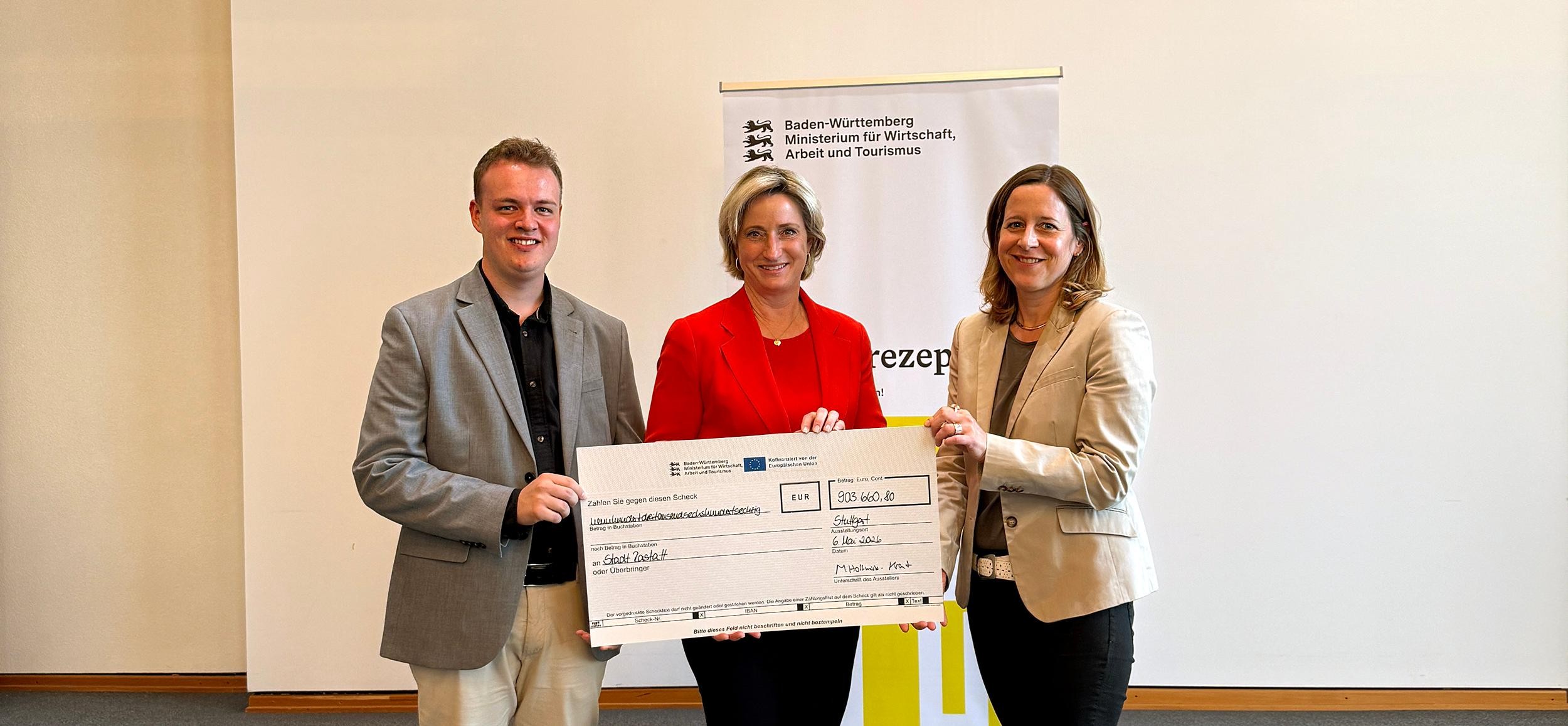 Oberbürgermeisterin Monika Müller und Nick Großmann vom Eigenbetrieb Wirtschaft und Veranstaltungen mit Landeswirtschaftsministerin Dr. Nicola Hoffmeister-Kraut bei der Übergabe des Förderbescheids am 6. Mai 2026 in Stuttgart.