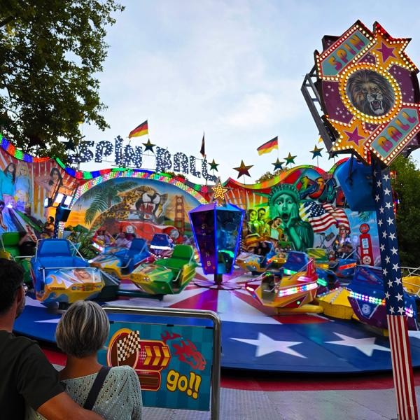 Buden und Menschen auf dem Jahrmarkt in Rastatt auf dem Festplatz