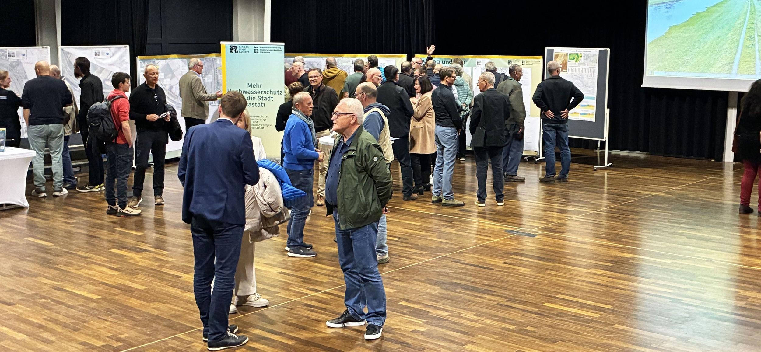 Bürger an Infoständen beim Infoabend Hochwasserschutz Murg