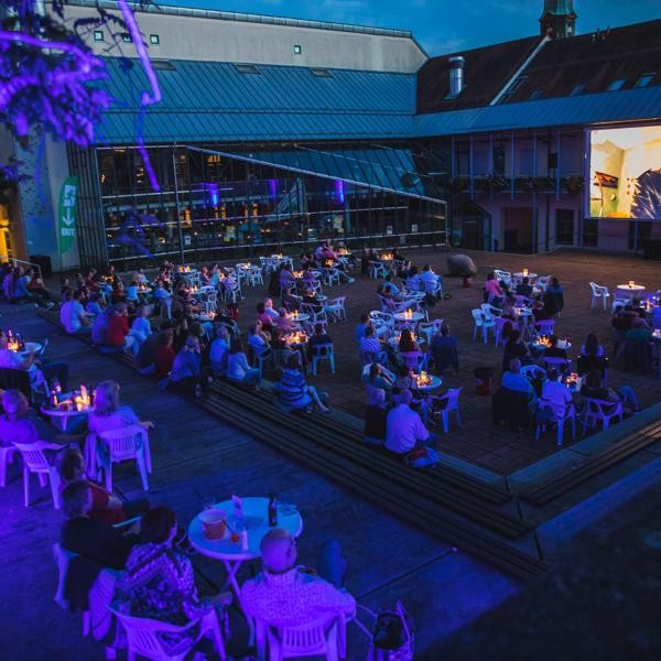 Rastatter Kinosommer: 20. bis 23 August/3. bis 6. September. Foto: mtubachphotography. Menschen schauen Film im Kulturforum beim Kinosommer