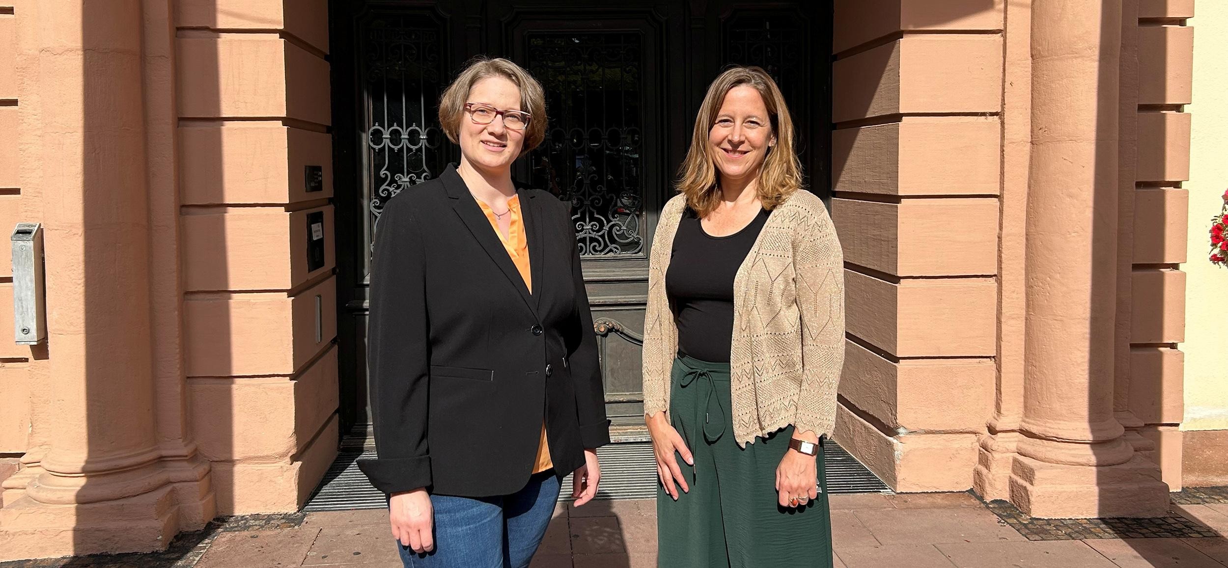 Magdalena Müller und OB Monika Müller vor dem Historischen Rathaus