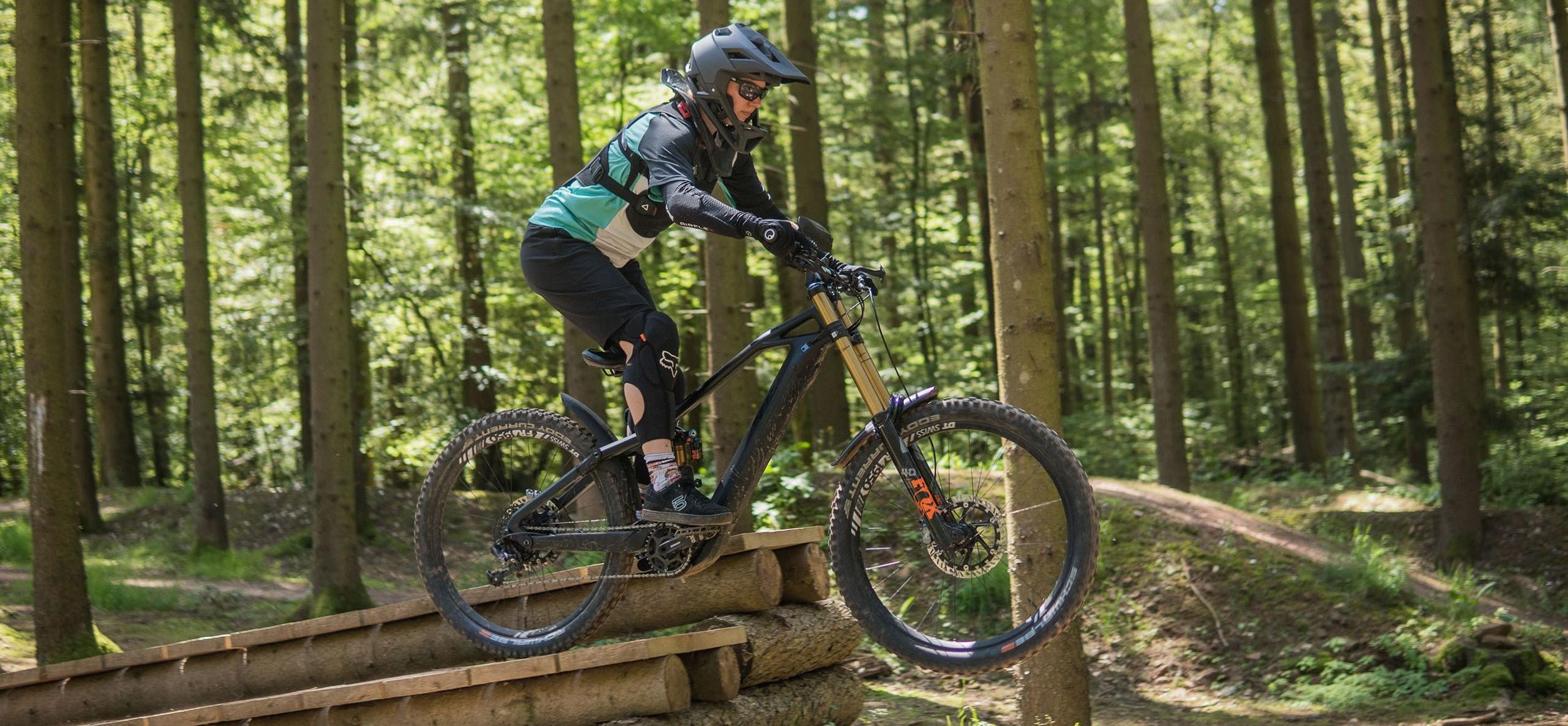 Frau Fährt Mountainbike im Wald