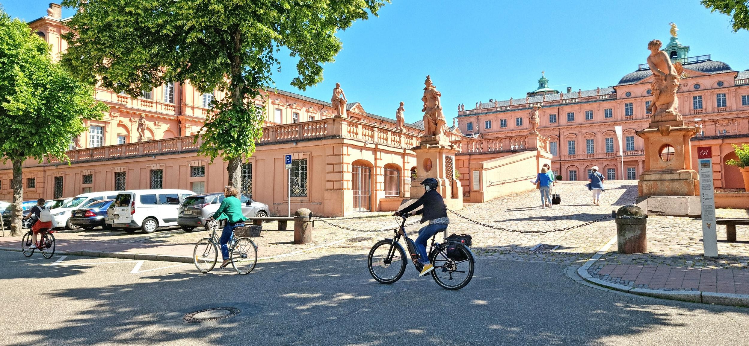 Fahrradfahrer vor dem Schloss in Rastatt