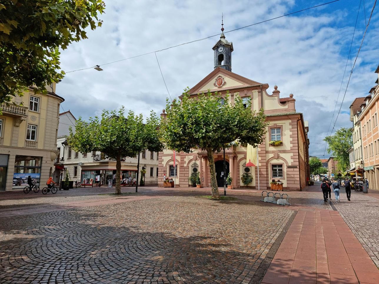 Historisches Rathaus mit Marktplatz in Rastatt