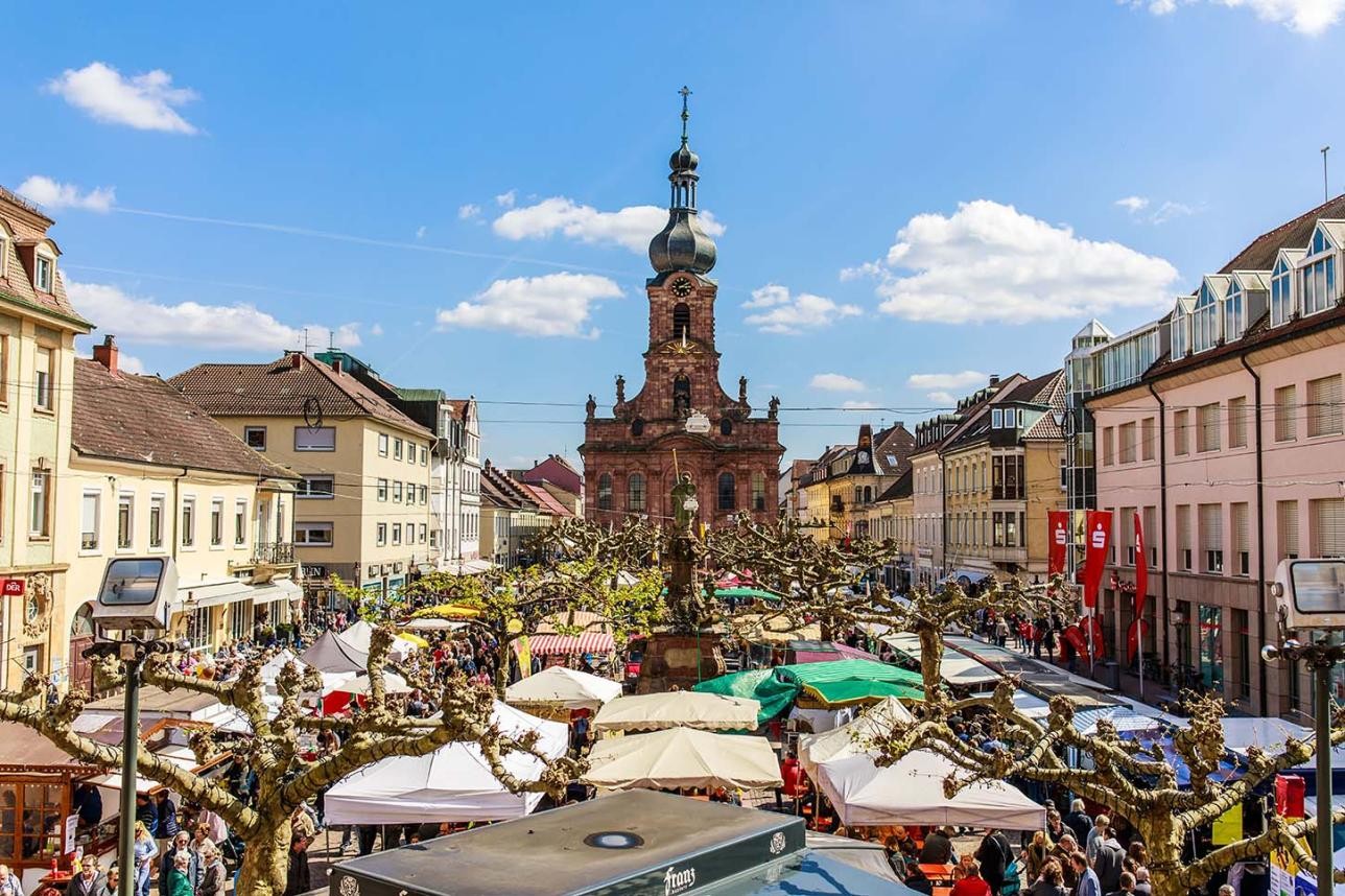 Frühlingsmarkt mit Ständen auf dem Marktplatz in Rastatt