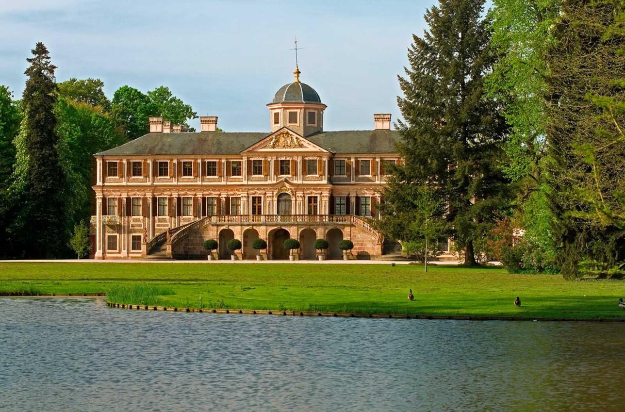 Schloss Favorite mit Teich im Vordergrund