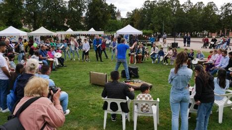 Menschen im Schlosspark bei der Eröffnungsveranstaltung Interkulturelle Woche in Rastatt
