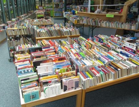 Bücher auf Tischen