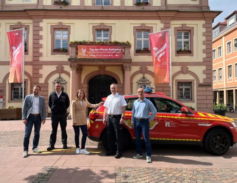 Menschen stehen vor Feuerwehrauto