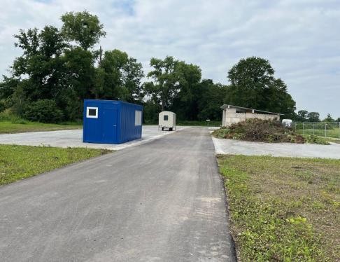 Straße mit Container und Gartenabfällen