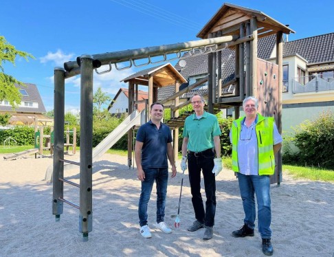 Drei Menschen auf dem Spielplatz