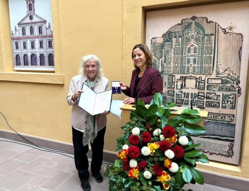 Frau Prof. Dr. Erika Schneider nimmt das Verdienstkreuz am Bande des Verdienstordens der Bundesrepublik Deutschland durch Oberbürgermeisterin Monika Müller in Empfang.