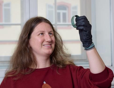 Frau hält was rundes in der Hand