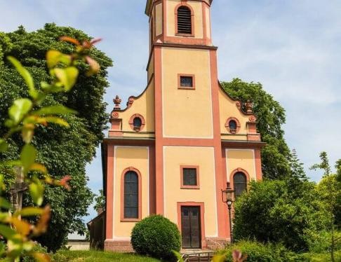 Blick auf die Bernharduskirche