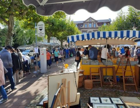 Buntes Treiben auf dem Markt, Menschen und Stände