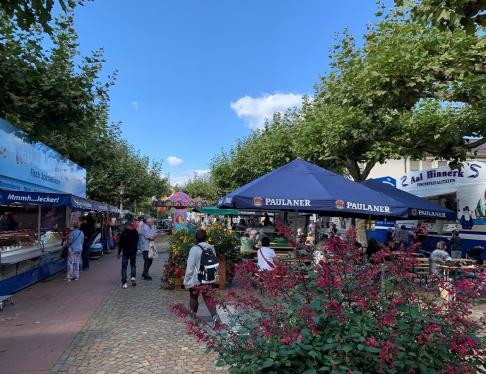 Die Hamburger Marktschreier bringen mit ihren Ständen den Fischmarkt auf den Paradeplatz in Rastatt