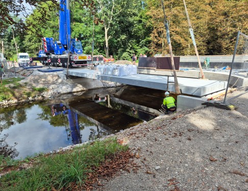 Einbau der Fußgängerbrücke bei der Jahnallee