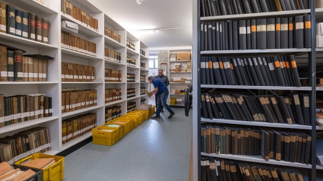 Couloirs avec des dossiers dans les archives de la ville de Rastatt et des collaborateurs