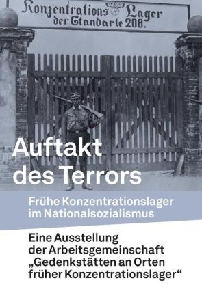 Plakat der Ausstellung "Auftakt des Terrors" Das Plakat der Ausstellung zeigt eine SA-Wache vor dem Tor des KZ Oranienburg im Jahr 1933