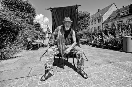 Uwe Wessbecher, porträtiert von Oliver Hurst für die Fotoreportage DAsein Schwarz-weiß-Aufnahme eines wohnungslosen Mannes in einer Fußgängerzone