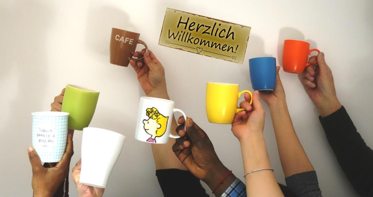 Café international; Foto: Stadt Rastatt Menschen begegnen sich ungezwungen bei Kaffee und Kuchen.