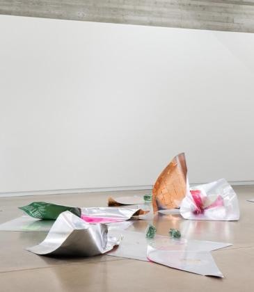 Myriam Holme, Ausstellungsansicht, Foto Frank Hoffmann, ©VG Bild-Kunst, Bonn, 2022 Skulpturen aus Stahl auf dem Boden liegend