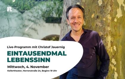 Christof Jauernig Christof Jauernig lächelnd vor einem Baum.
