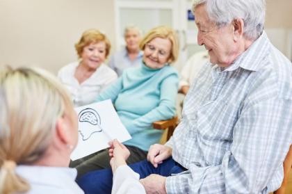 Demenz im Fokus: Wissen, Austausch, aktiv werden. Foto: Robert Kneschke - stock.adobe.com Senioren schauen sich ein Bild an