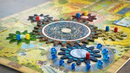 Spielen macht Spaß. Foto: Sheldon Nunes auf Unsplash Auf einem großen Spielbrett sind verschiedene Spielfiguren aufgebaut.