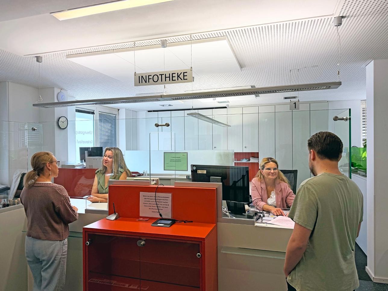 Menschen stehen an der Informationstheke im Bürgerbüro Rastatt in der Herrenstraße 15